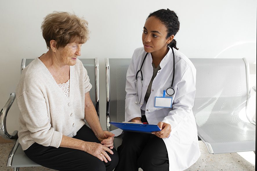 médecin discute avec un patient